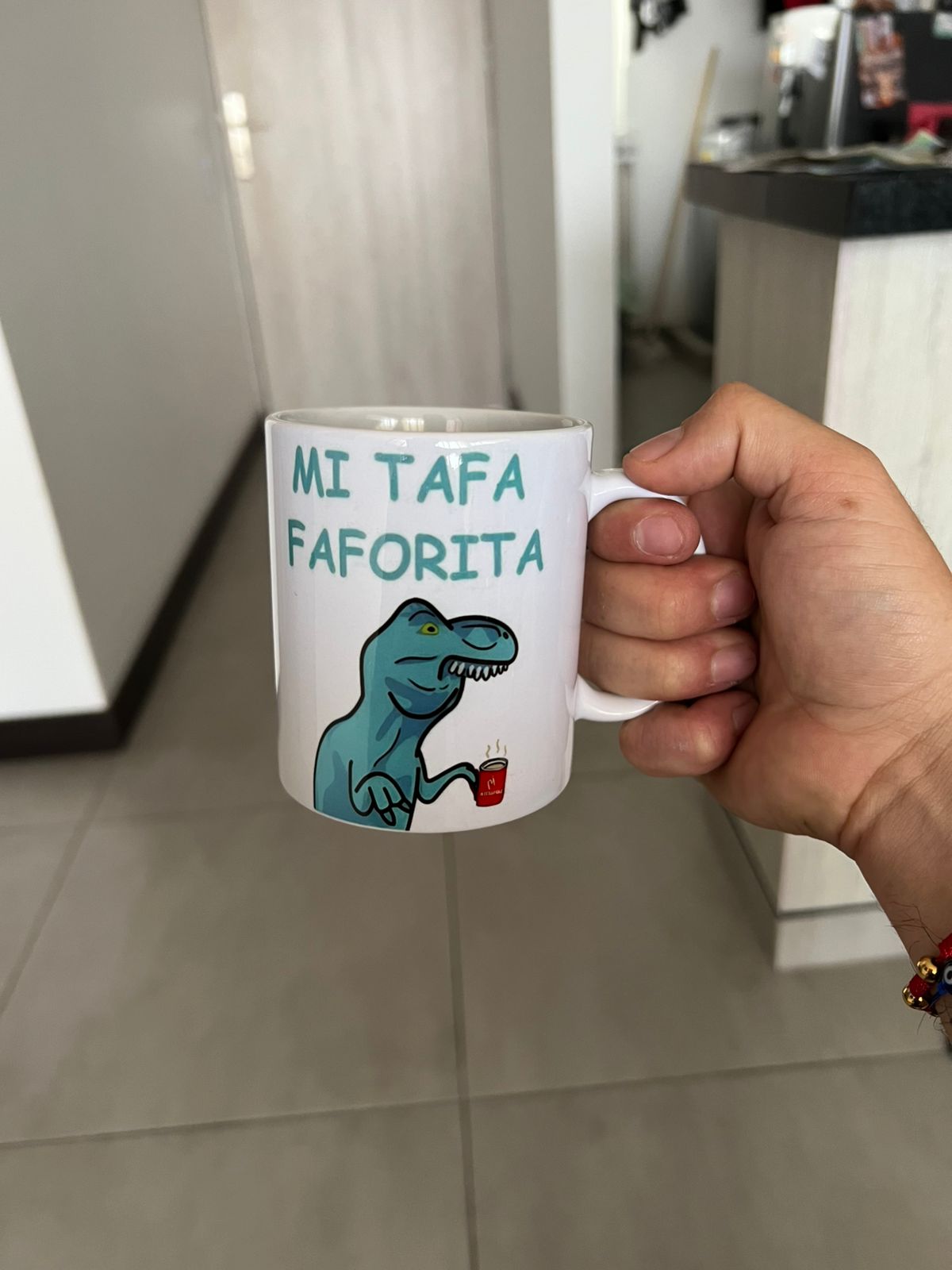 Mug “Mi Tafa Faforita” – Taza divertida con diseño de dinosaurio
